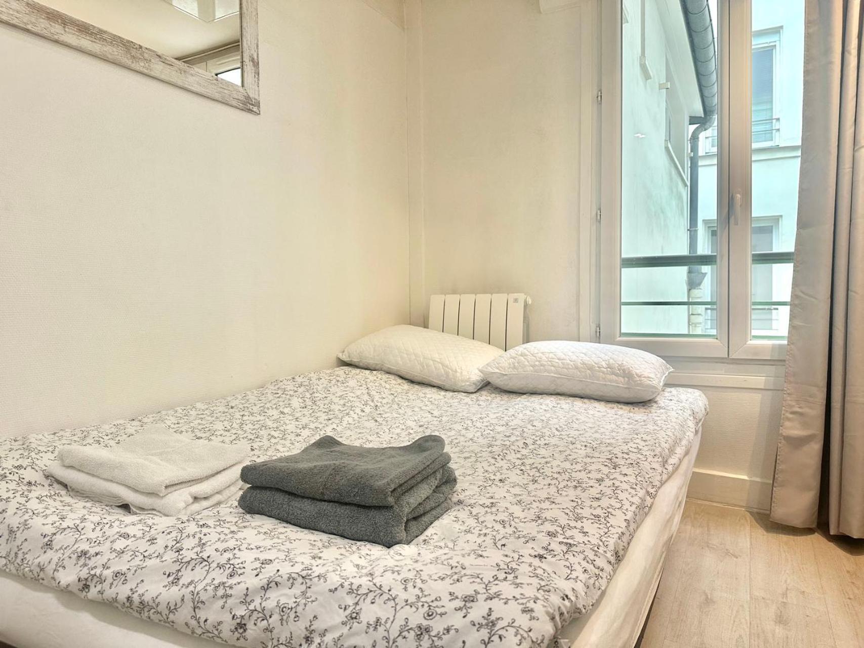 Apartment Cozy On Clauzel Steps Away From Montmartre Paris